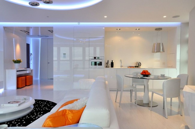 Grâce au style high-tech, vous pouvez augmenter visuellement l'espace d'un petit appartement