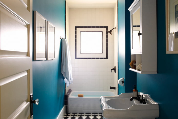 salle de bain aux murs bleus