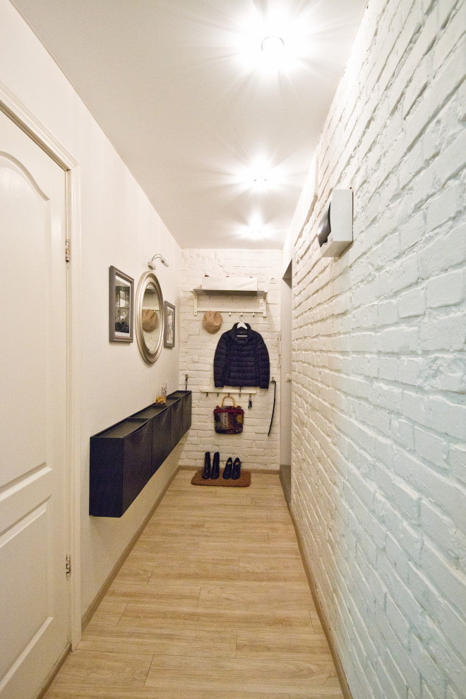 murs blancs dans le couloir