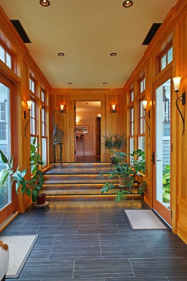 Hall en bois d'une maison privée avec de grandes fenêtres