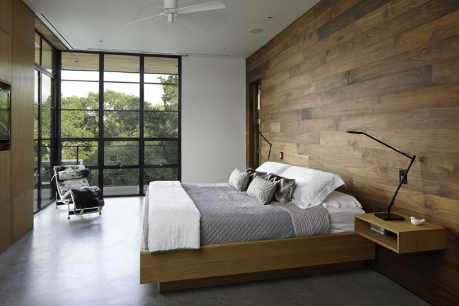 Belle couleur de bois marron dans une chambre moderne et spacieuse