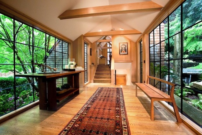 Hall spacieux avec fenêtres panoramiques et mobilier en bois