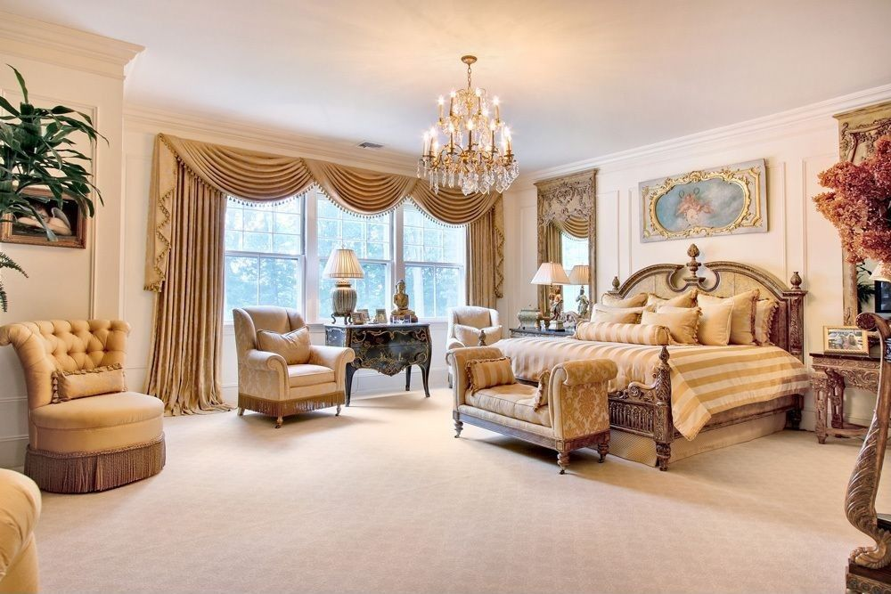 L'accent central de la chambre de style classique est le lit, qui définit le style et la forme de tous les autres éléments de la chambre.
