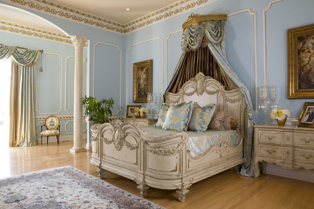 Un grand lit luxueux avec une tête de lit décorative, l'utilisation de tapis précieux et de tissus de haute qualité, une décoration murale décorative, tous ces éléments de la chambre sont combinés en une seule composition