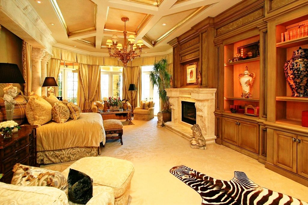 Les motifs aristocratiques à l'intérieur de la chambre sont présentés sous la forme de magnifiques meubles et matériaux de finition