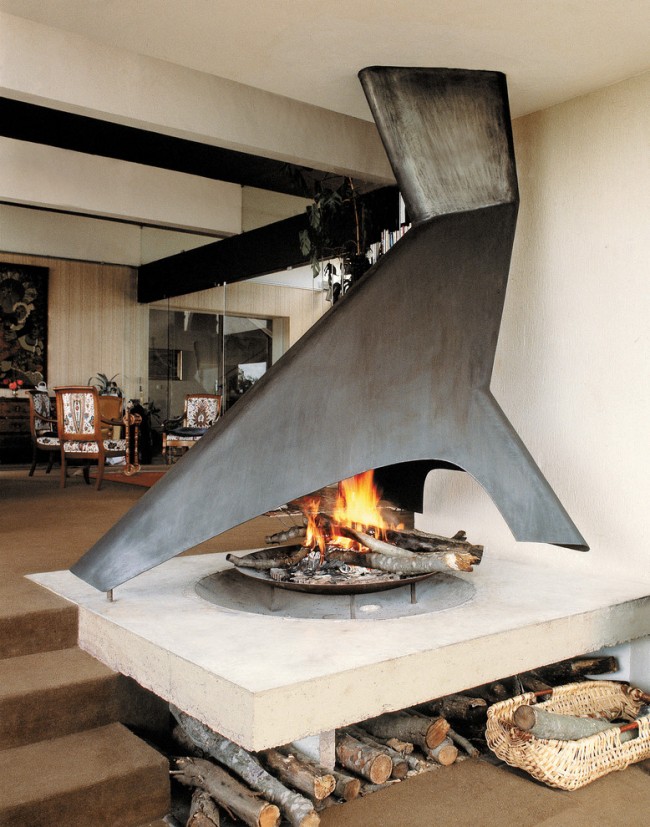Les cheminées sont différentes, à la fois dans la conception, là-bas et dans le matériau de fabrication.