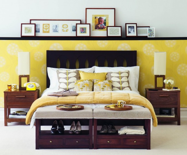 Chambre cosy aux accents jaunes et solution de combinaison originale : le panneau séparant les papiers peints polyvalents sert également de petite étagère pour les photos