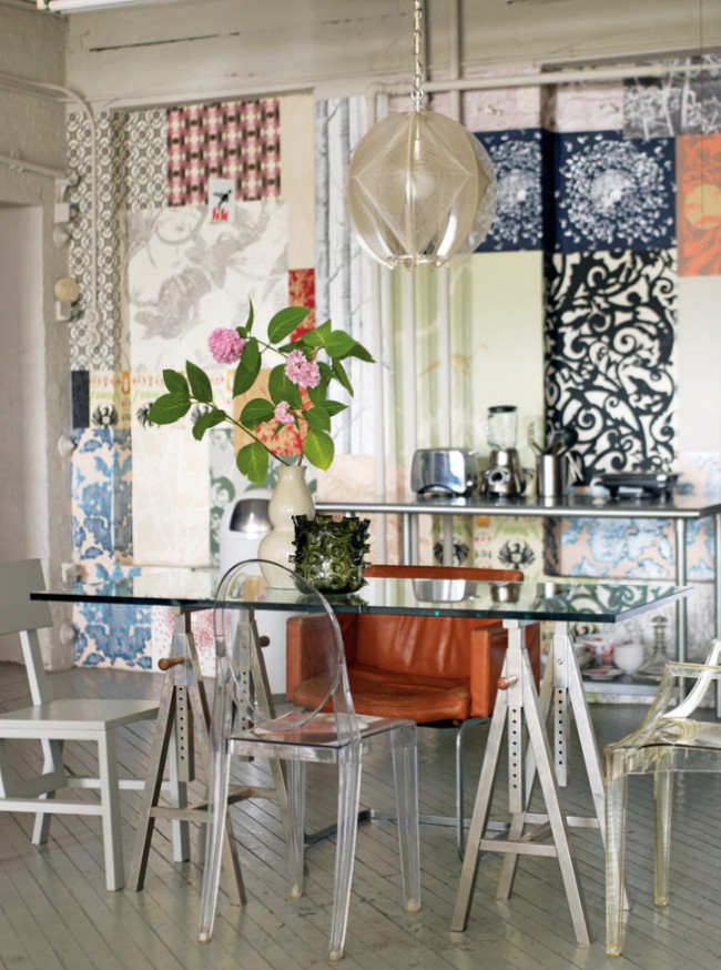 La combinaison d'une variété de papiers peints en patchwork crée une atmosphère agréable dans la salle à manger