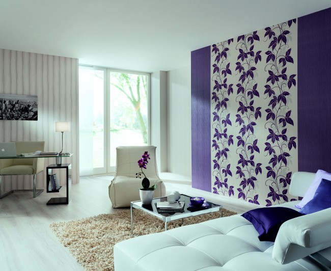 Un salon élégant avec des accents violets expressifs dans le mobilier.  La zone de travail est séparée par un papier peint clair à rayures verticales, qui étire visuellement la pièce