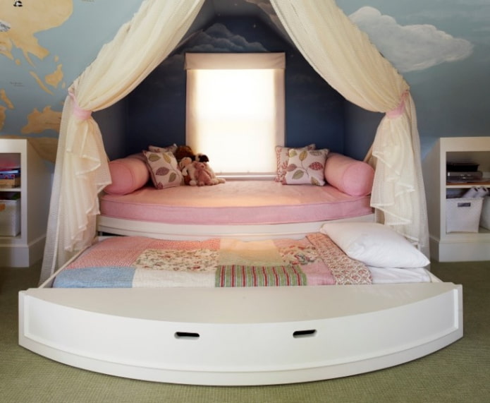 lit semi-circulaire pour enfants à l'intérieur