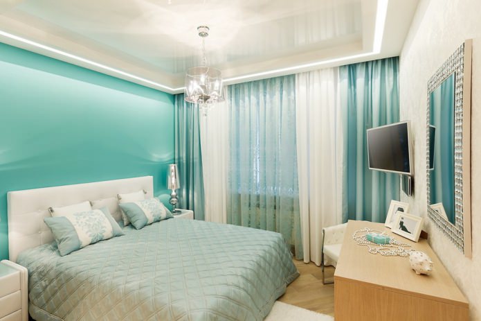 intérieur blanc turquoise avec rideaux épais classiques et tulle clair