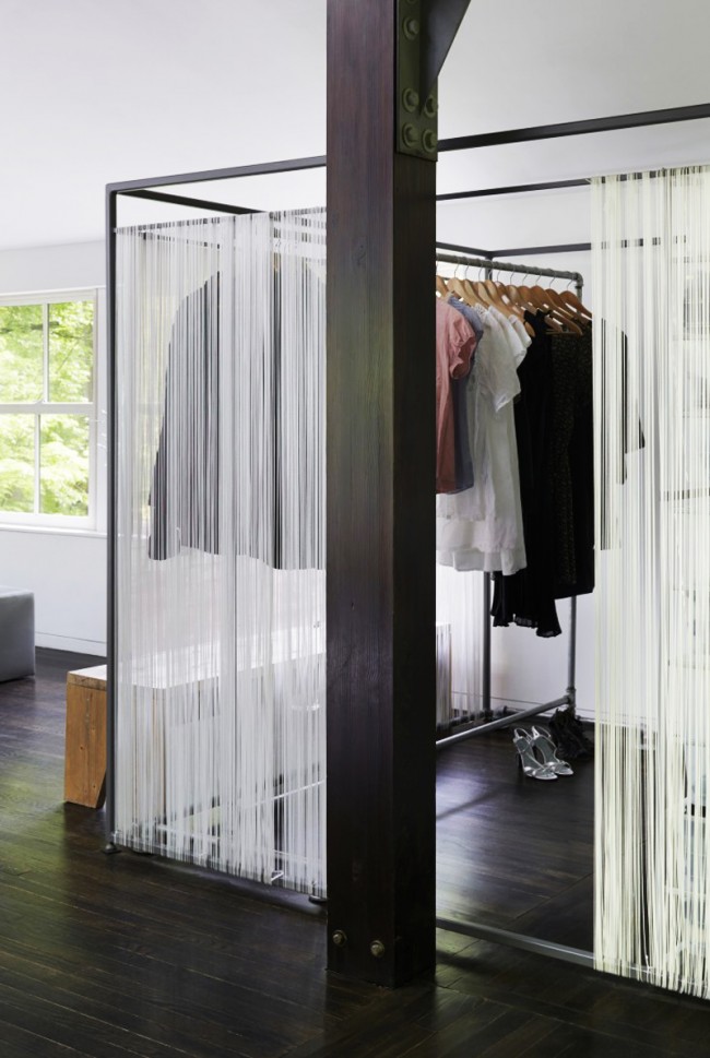 Les rideaux en filaments et un cadre soudé sont une excellente idée pour un dressing mobile n'importe où dans une chambre ou un studio.