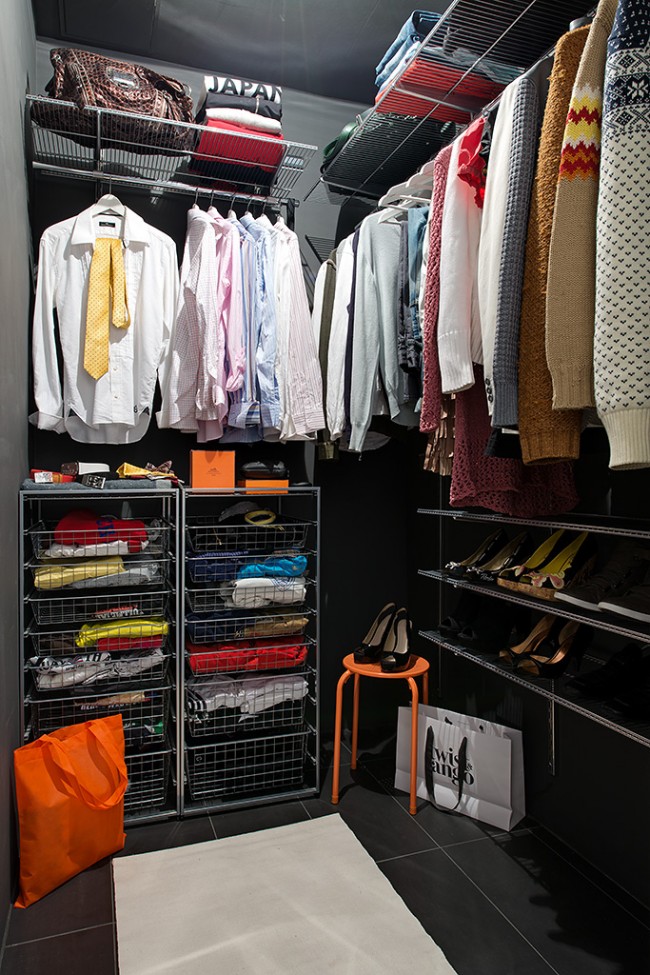 Un coin libre dans l'appartement peut être aménagé comme une armoire en installant des étagères et des systèmes de rangement à cadre ouvert sur des profilés.