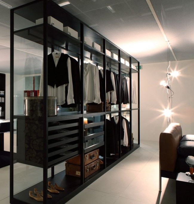 Armoire ouverte, style minimaliste, fait office de cloison entre le salon et la chambre