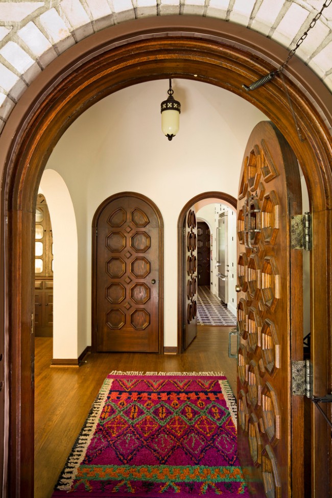 Combinaison de la porte d'entrée et des portes intérieures menant à la salle commune