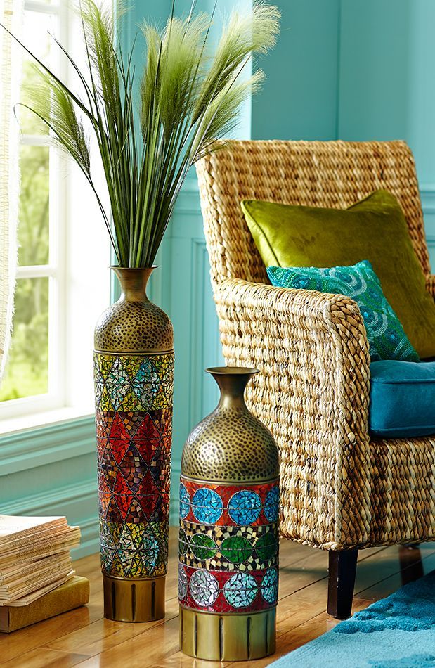 Une telle décoration en mosaïque chic et multicolore pour l'intérieur peut être fabriquée à partir d'un vase quelconque ordinaire.