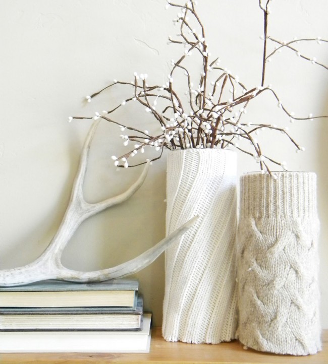 Une combinaison intéressante : un gros tricot de fils de laine sur un vase en verre
