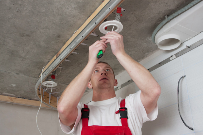 Avant d'installer le plafond tendu, il est nécessaire d'installer un système d'éclairage ponctuel