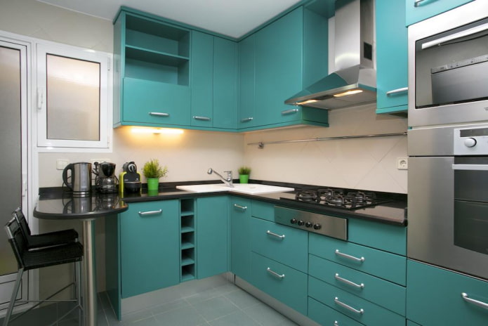 conception de cuisine dans des couleurs gris-turquoise