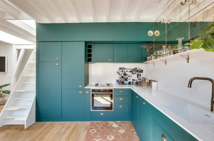 tablier à l'intérieur de la cuisine de couleur turquoise