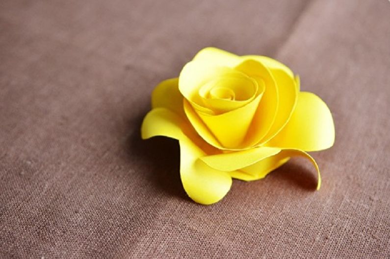 DIY rose jaune en papier