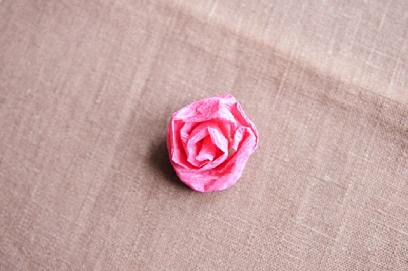 Rose en papier à plusieurs niveaux de bricolage