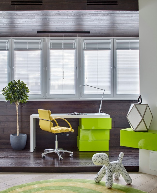 Une combinaison réussie de finitions marron foncé et de mobilier vert clair dans la conception du balcon combiné