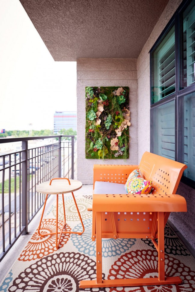 Le plâtre décoratif peut également être utilisé comme décoration intérieure pour un balcon.