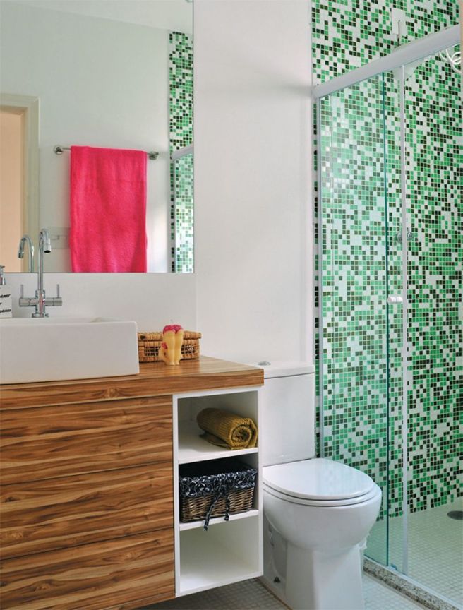 Petite mosaïque de vert juteux dans le design de la salle de bain