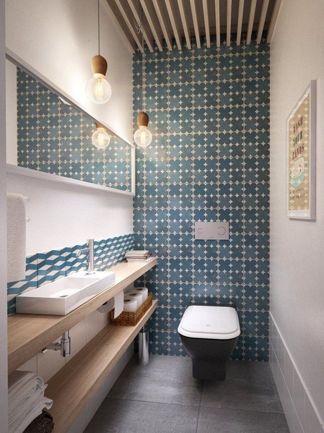 Mur de toilette carrelé avec de petits carreaux carrés