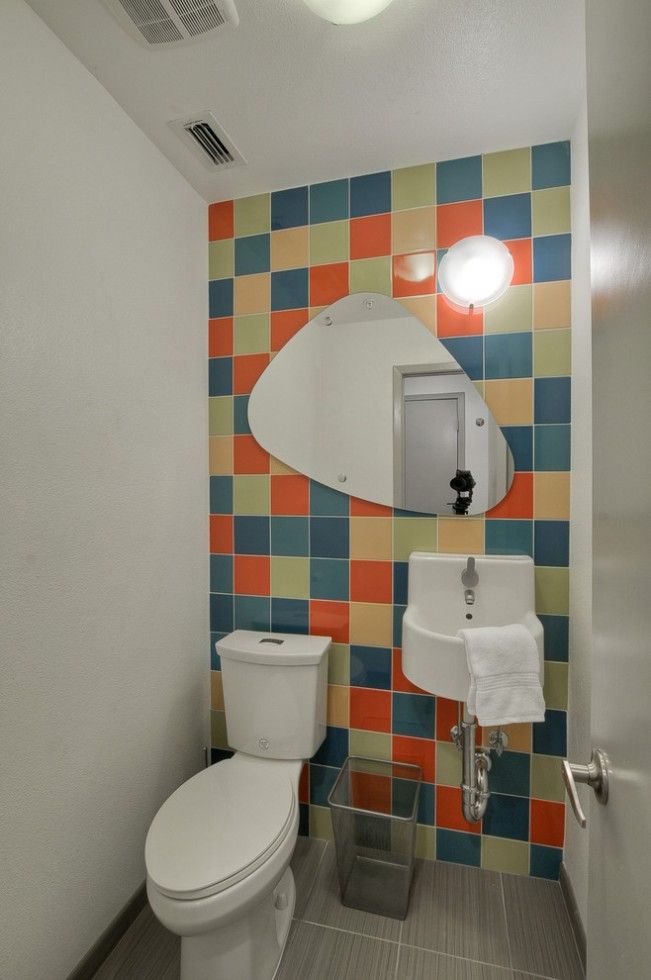 Carreaux multicolores carrés sur le mur des toilettes