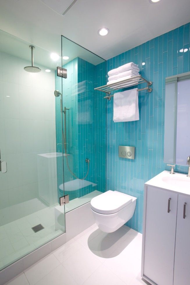 La combinaison de carreaux bleu vif et blancs dans la décoration de la salle de bain