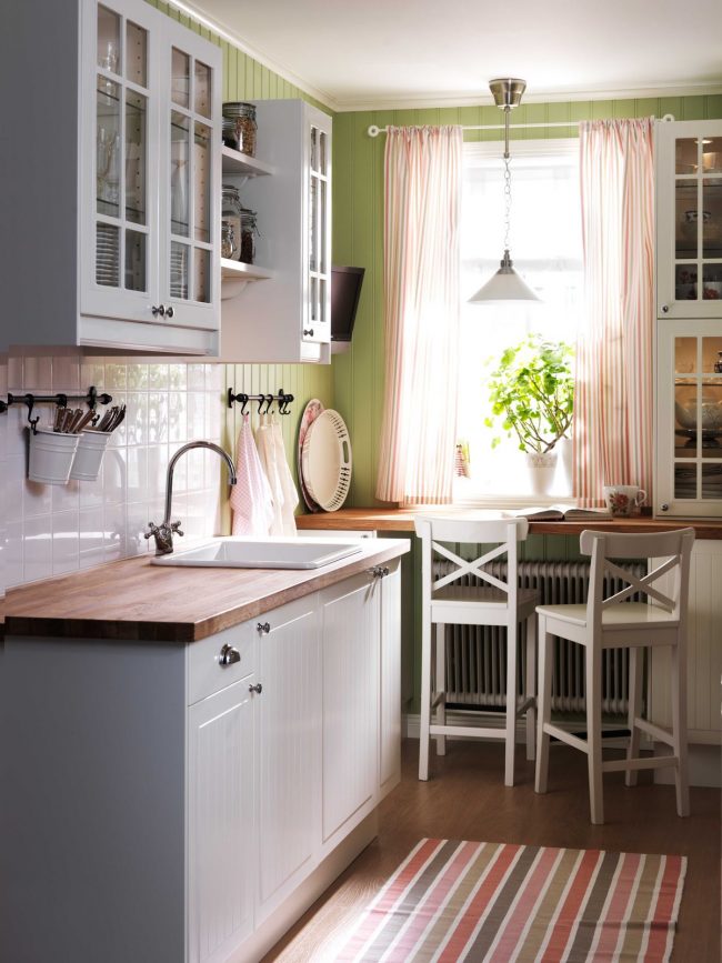 Pour gagner de la place dans une petite cuisine, vous pouvez aménager un rebord de fenêtre de comptoir en coin repas.