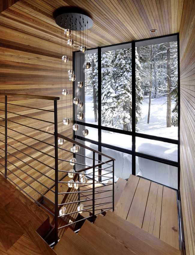 Une fenêtre pleine paroi fournira de la lumière naturelle aux escaliers pendant la journée