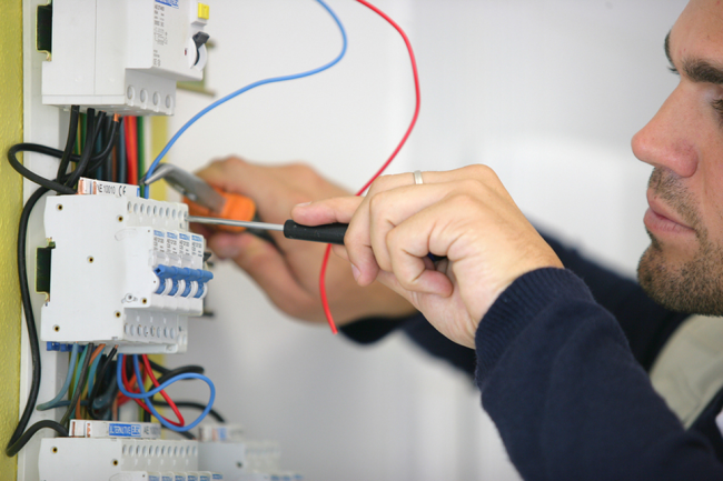 Lors de l'installation du câblage électrique, toutes les mesures de sécurité nécessaires doivent être respectées