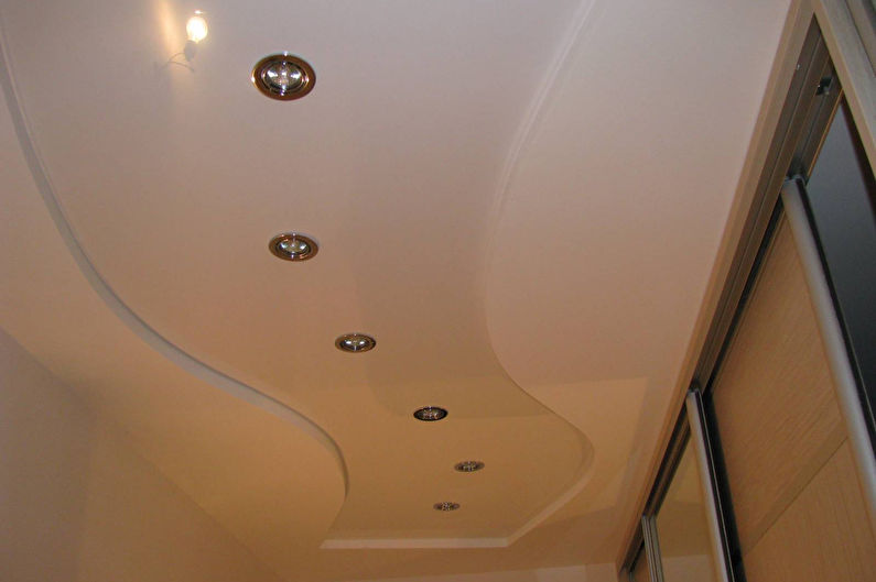 Plafond tendu à deux niveaux dans le couloir