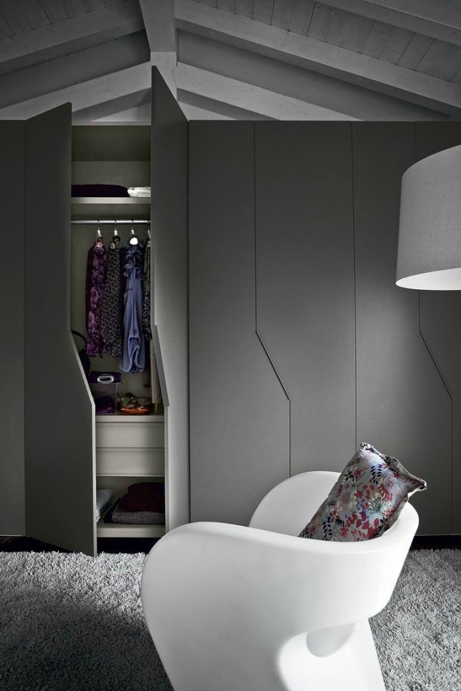 Les meubles d'une chambre à coucher moderne se distinguent par leur simplicité et leur praticité.