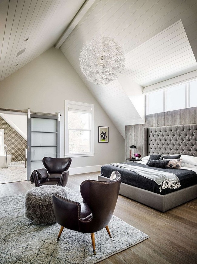 Chambre confortable et moderne avec un lit spacieux et des fauteuils en cuir moelleux