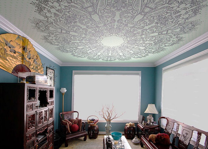 plafond décoré de motifs