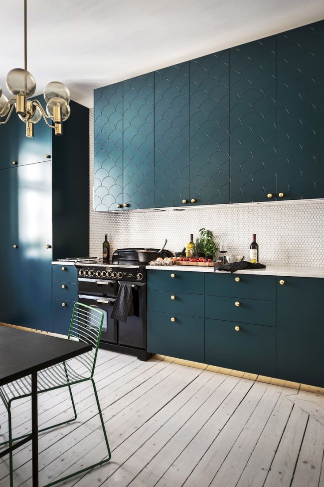 Le bleu marine à la mode convient à presque toutes les pièces de l'appartement et à tous les meubles et décors
