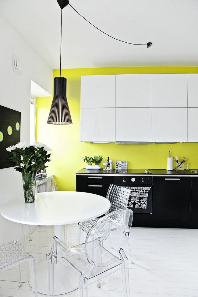 Cuisine Art Nouveau en noir et blanc avec mur de couleur citron vert contrastant