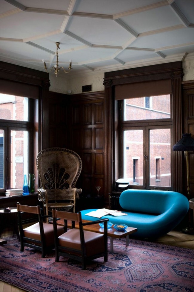 Canapé bleu extravagant à l'intérieur du style Art Nouveau