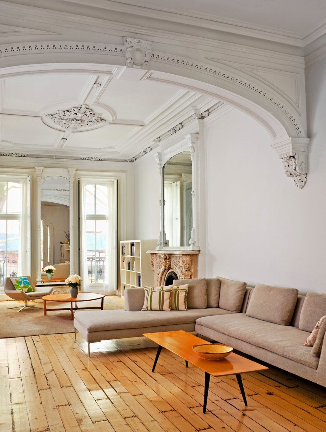 Le plafond lui-même et la cheminée avec miroir sont d'excellents accessoires pour un salon Art Nouveau.