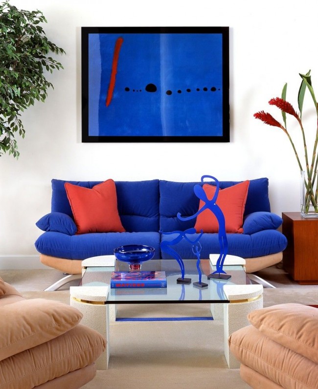Un canapé bleu vif et des accessoires bleus supplémentaires sont inhérents au style moderne