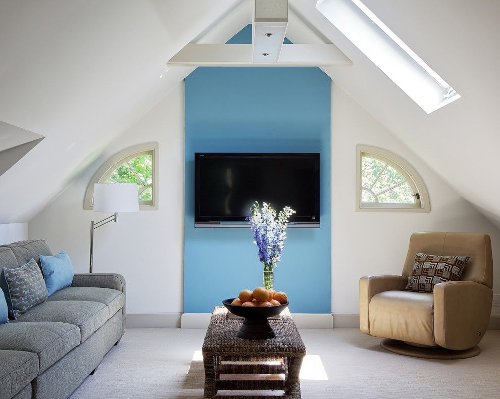 La partie du mur conçue pour accueillir la télévision est peinte dans une riche couleur bleue