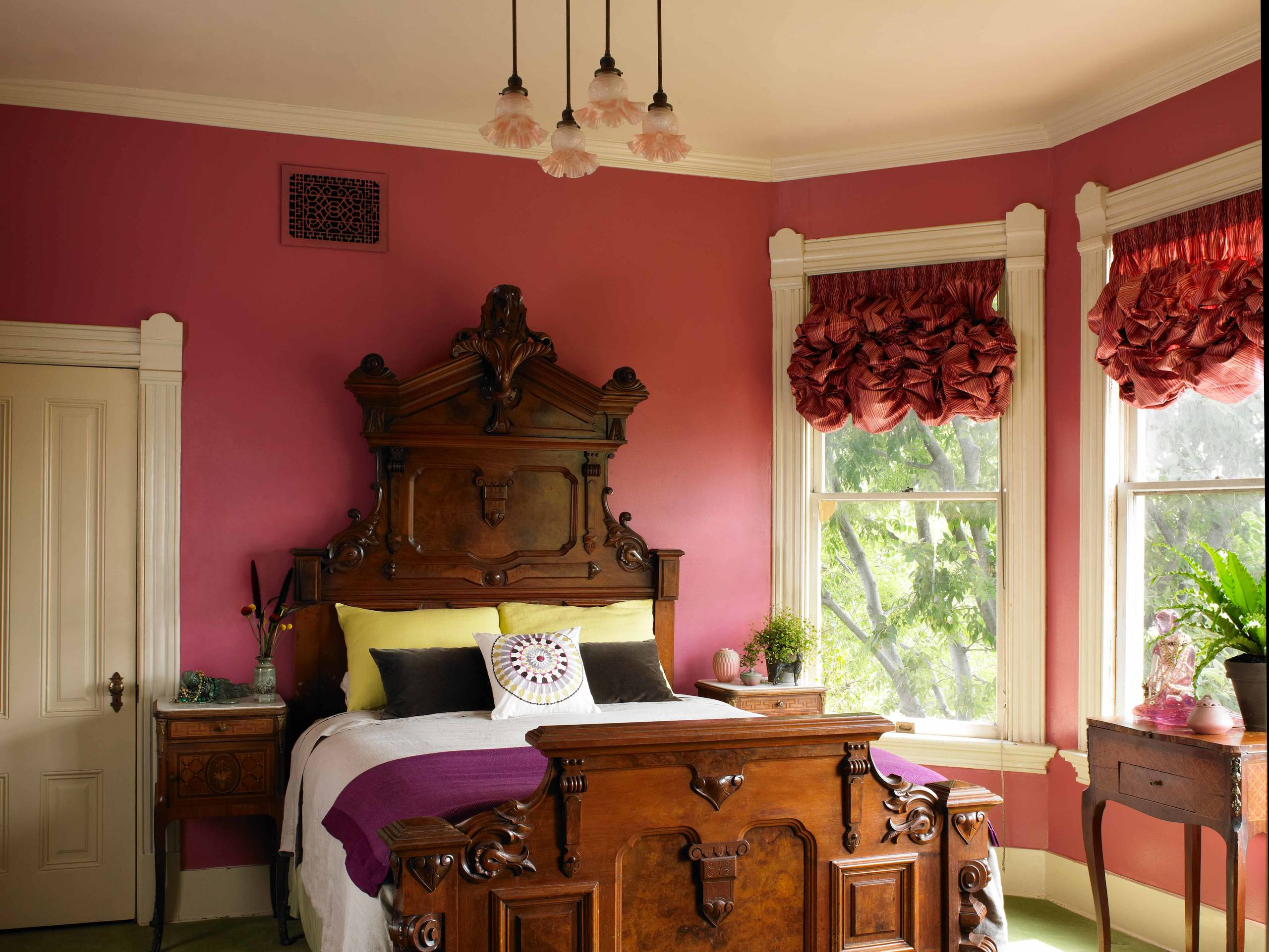 Petite chambre luxueuse décorée dans des couleurs rouges