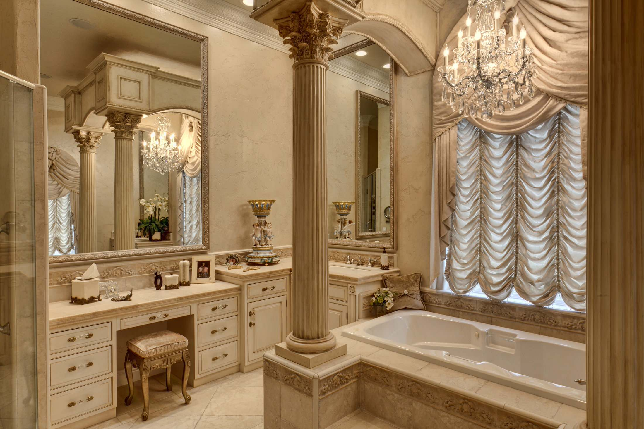 Une utilisation réussie des rideaux français dans une salle de bain de luxe classique.  Ici, ils ont le moins besoin d'un mécanisme de levage.