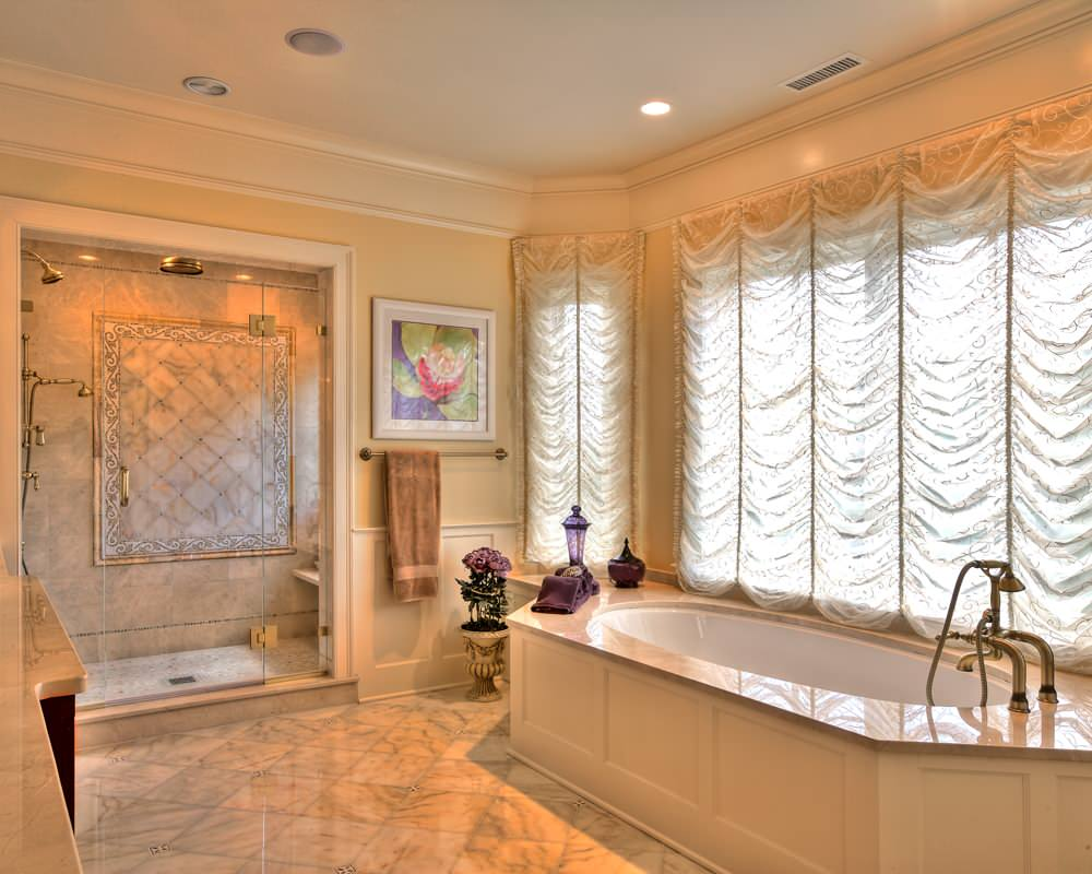 La conception de salle de bain classique nécessite une décoration de fenêtre appropriée.  Les rideaux français fixes sont une excellente option