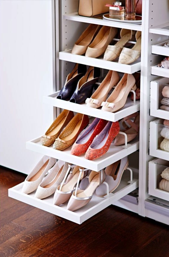 Les chaussures peuvent être commodément placées dans un placard profond avec des étagères coulissantes 