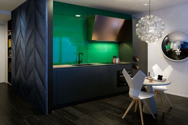 Les expériences du designer britannique Tom Dixon avec la couleur et la lumière pour un complexe résidentiel de luxe nouvellement construit à Londres